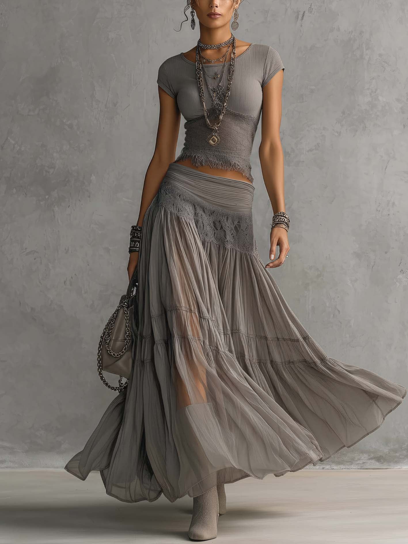 Top Grigio in Pizzo Trasparente con Pannelli e Set di Gonna Maxi Plissettata