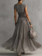 Conjunto de Top Gris de Encaje Transparente con Paneles y Falda Maxi Plisada