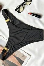 Conjunto de baño de tres piezas con cuello halter negro y detalles calados