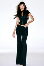 Conjunto de top corto de cuello alto y pantalones acampanados en color liso