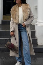 Elegante abrigo largo con cuello de piel, confeccionado en mezcla de lana