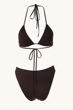 Conjunto de bikini triangular con cuello halter y detalle de concha