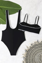 Conjunto de baño de dos piezas negro, ceñido y con aberturas sensuales