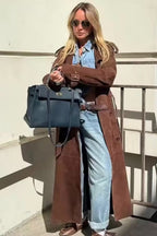 Abrigo informal tipo trench con cinturón