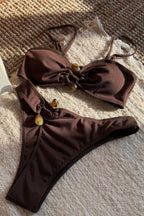 Conjunto de bikini liso con aberturas y ribetes de cuentas