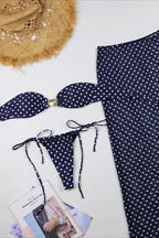 Conjunto de baño de tres piezas con falda tipo bandeau de lunares