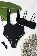 Conjunto de baño de dos piezas negro, ceñido y con aberturas sensuales