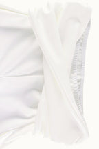 Conjunto de top corto sin tirantes y pantalones de corte recto muy atractivos