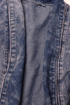 Abrigo largo de denim con ribete de plumas de avestruz y cinturón
