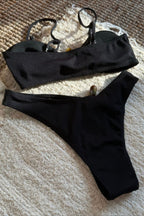 Conjunto de bikini liso con aberturas y ribetes de cuentas