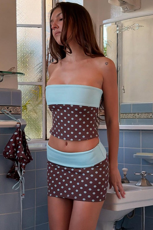 Conjunto de Top Bandeau de Lunares con Cintura Alta y Falda Ajustada Colorblock
