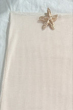 Conjunto de baño de tres piezas con falda larga de malla y detalle de estrella de mar