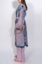 Abrigo largo de denim con ribete de plumas de avestruz y cinturón