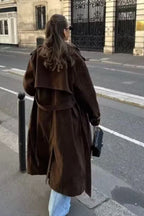 Abrigo informal tipo trench con cinturón