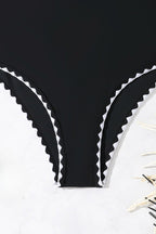 Conjunto de baño de dos piezas negro, ceñido y con aberturas sensuales
