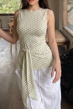 Top beige con lunares y lazo en la cintura