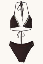 Conjunto de bikini triangular con cuello halter y detalle de concha