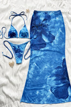 Conjunto de baño de tres piezas para la playa con estampado tie-dye azul