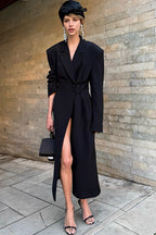 Elegante abrigo tipo trench largo con cinturón