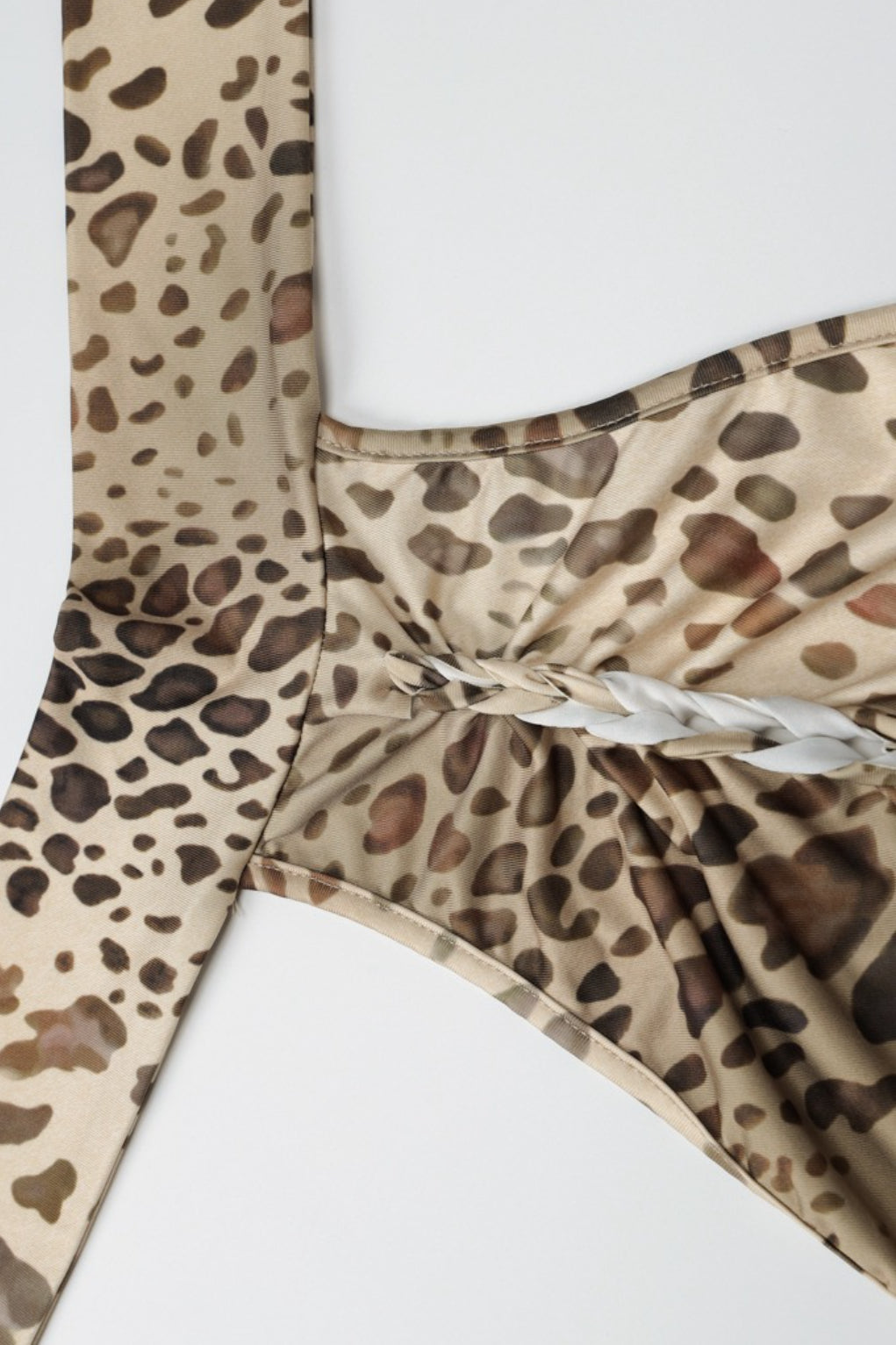 Vestido Midi Halter Ajustado, Estampado de Leopardo, Espalda Descubierta, Asimétrico