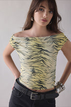 Crop top con estampado de cebra, fruncido y un hombro