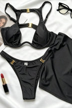 Conjunto de baño de tres piezas con cuello halter negro y detalles calados