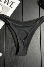Bikini de Color Liso con Hebilla Metálica y Estilo Sensual