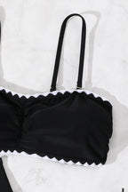 Conjunto de baño de dos piezas negro, ceñido y con aberturas sensuales