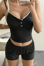 Conjunto de camiseta sin mangas y pantalones cortos con ribete de encaje de lunares y botones