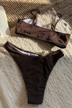 Conjunto de bikini liso con aberturas y ribetes de cuentas