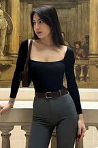 Camiseta ajustada de manga larga con cuello cuadrado liso