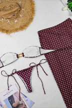 Conjunto de baño de tres piezas con falda tipo bandeau de lunares