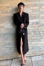 Elegante abrigo tipo trench largo con cinturón