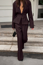 Conjunto de dos piezas (blazer y pantalón) con escote pronunciado