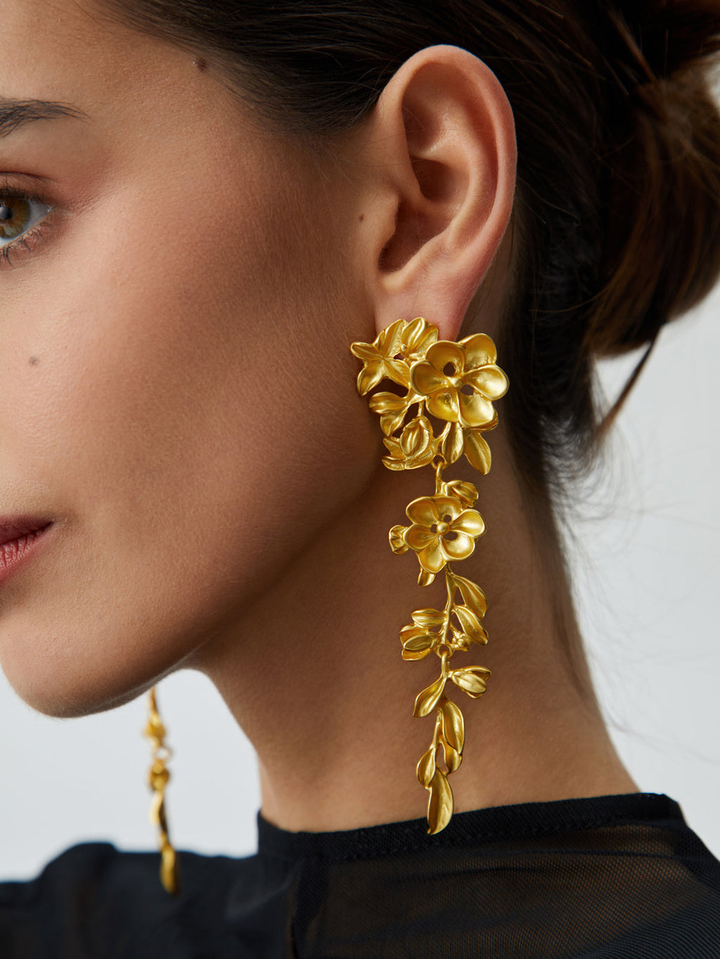 Floral Encantador Fringed Aretes