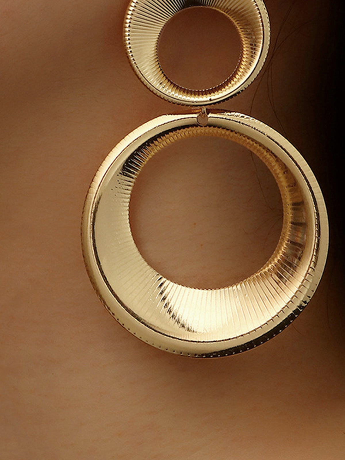 Vintage Round Elegante Bold Pendant Aretes