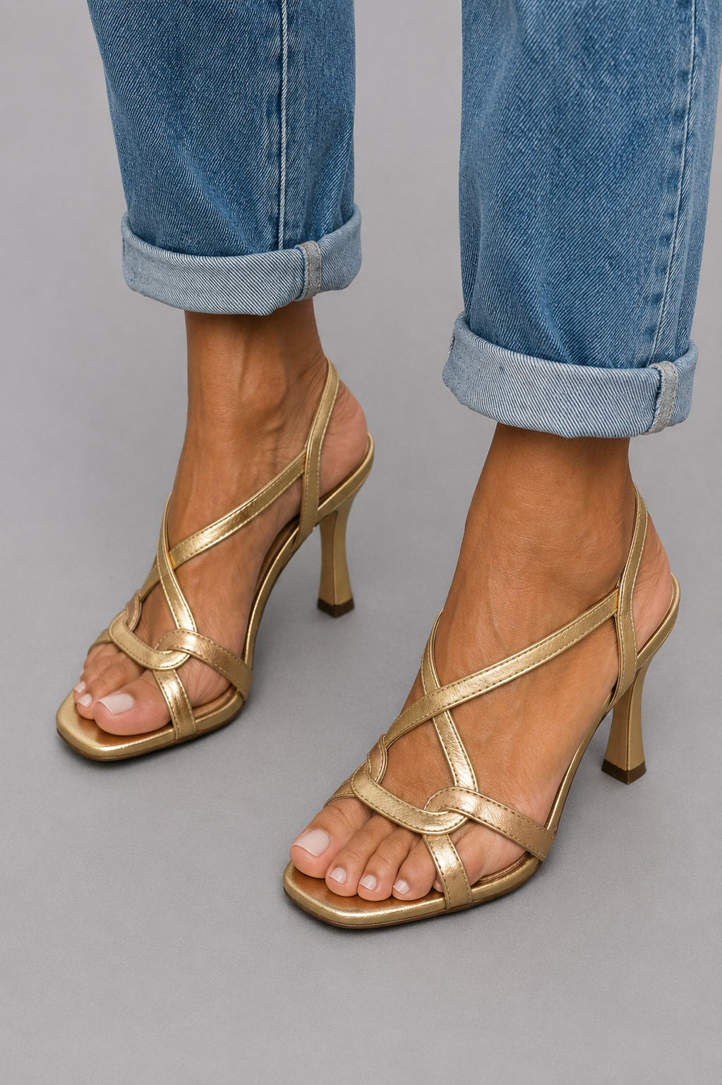 Livia| Sandalias doradas: el encanto del verano