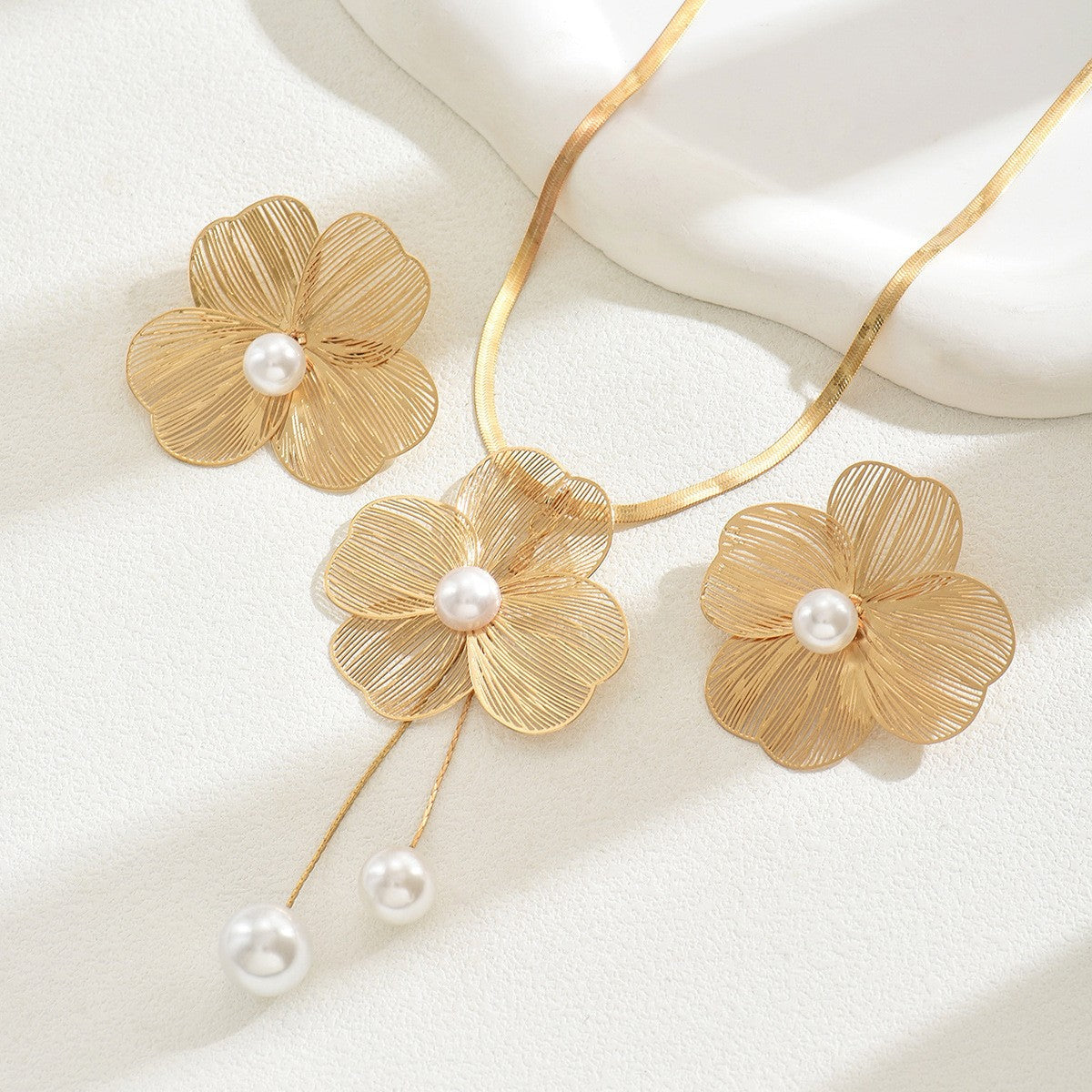 3 Pieza Flor Perla Conjunto de Aretes y Collar