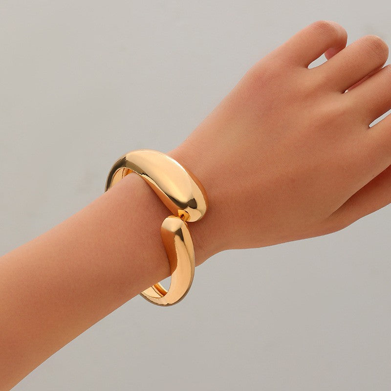 Wide Calado Espiral Metal Brazalete Rígido