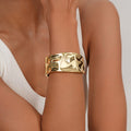 Sleek Con Textura Metal Spring Open Brazalete Rígido
