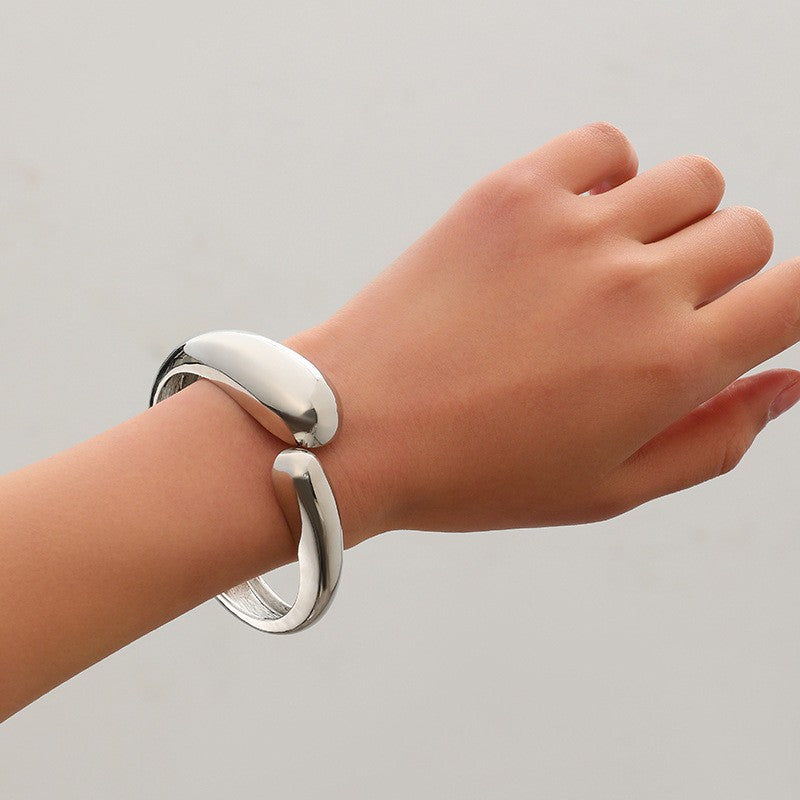 Ancho Calado Espiral Metal Brazalete Rígido