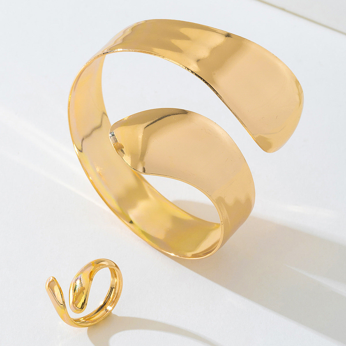 2-Pieza Irregular Metálico Statement Conjunto de Brazalete, Anillo y Pulsera