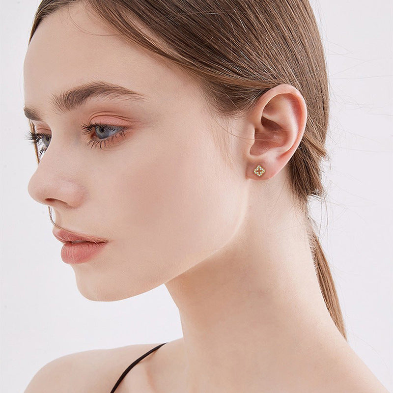 Bañado en Oro Micro Pavé Clover Aretes de Bolita