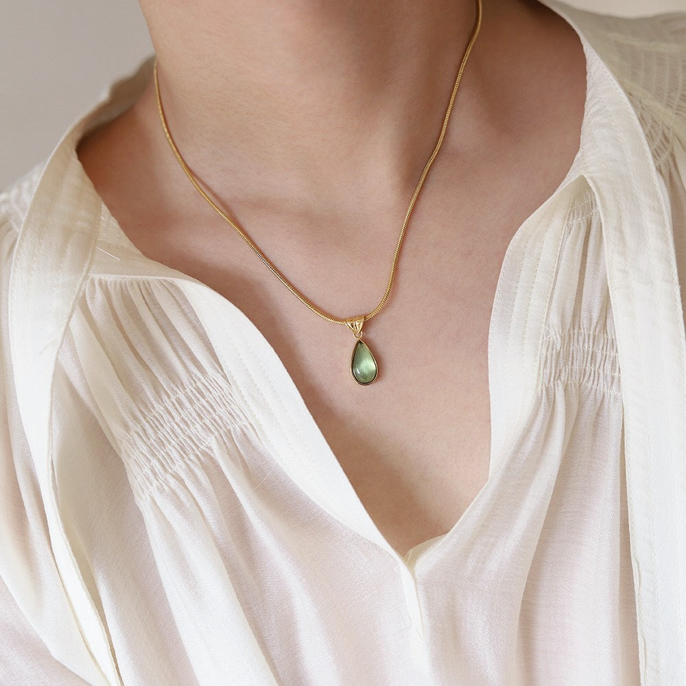Aqua Lágrima Pendant Acero de Titanio Bañado en Oro Collar