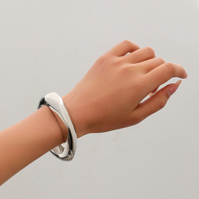 Ancho Calado Espiral Metal Brazalete Rígido