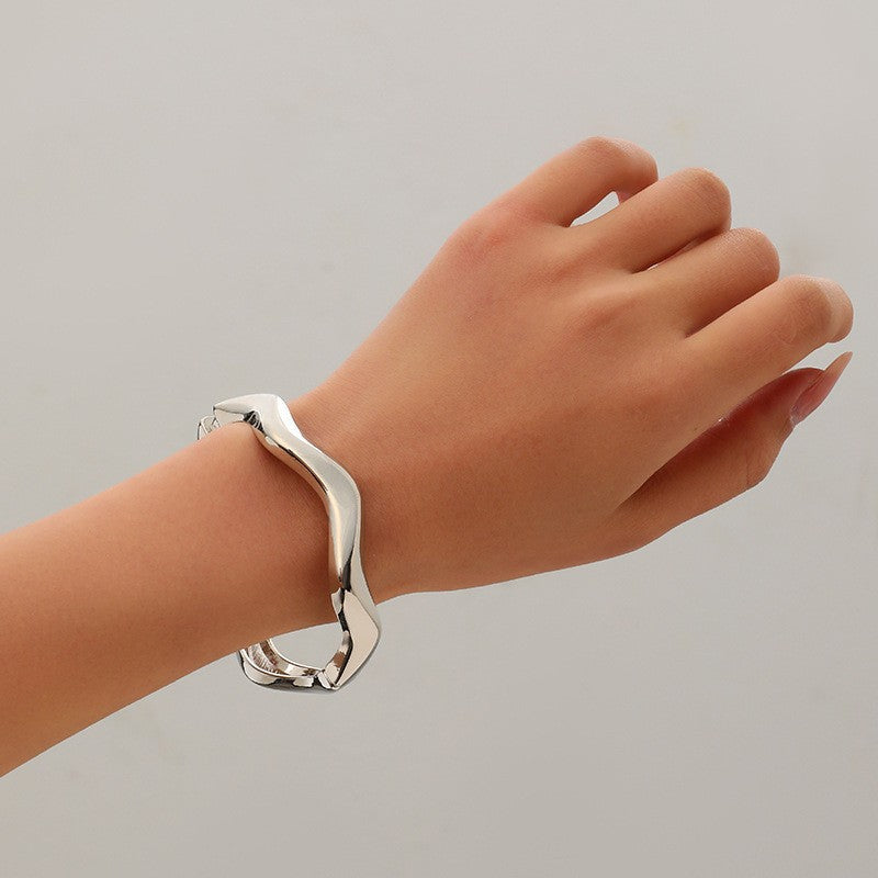 Ancho Calado Espiral Metal Brazalete Rígido