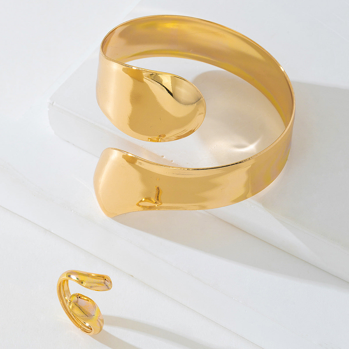 2-Pieza Irregular Metálico Statement Conjunto de Brazalete, Anillo y Pulsera
