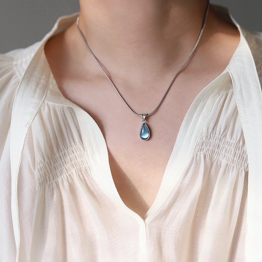 Aqua Lágrima Pendant Acero de Titanio Bañado en Oro Collar