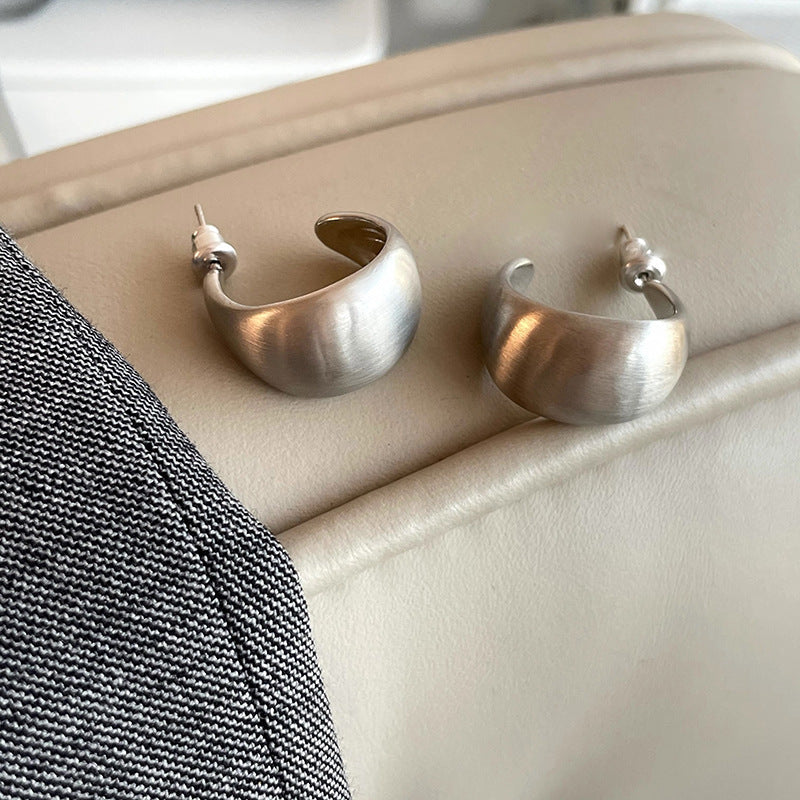 Cepillado Mate Geométrico Minimalista Aretes de Bolita