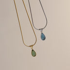 Aqua Lágrima Colgante Acero de Titanio Bañado en Oro Collar